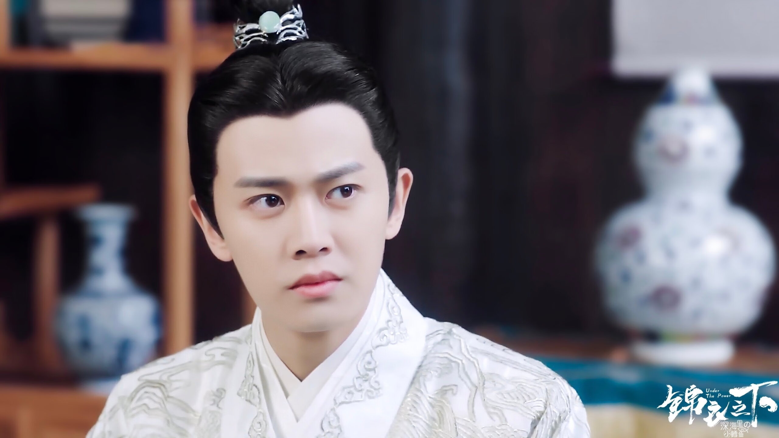 伊朗球员被雪卡住球鞋，教练拿热水壶解围，伊朗队球员