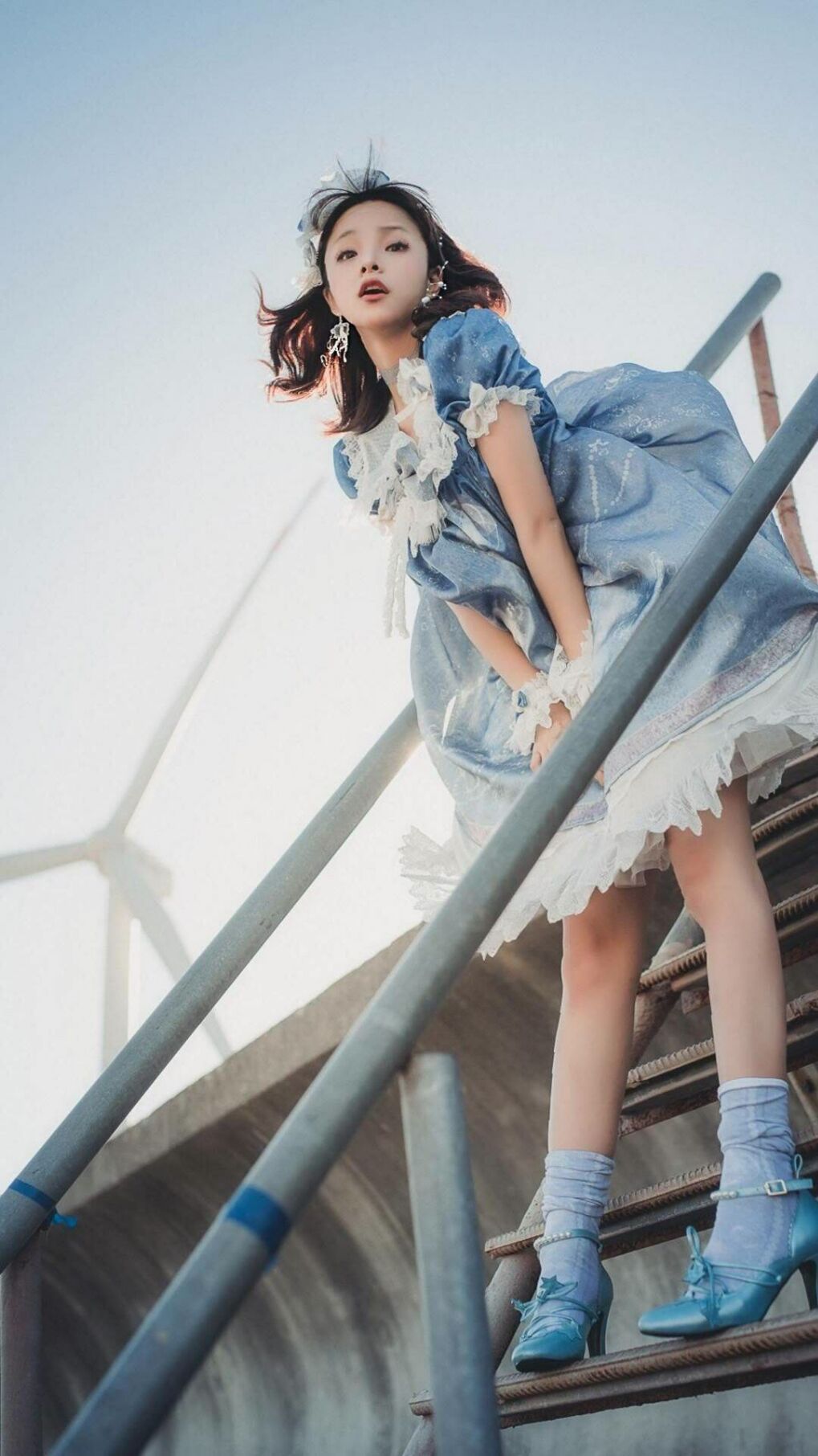 太阳光芒万丈，齐心协力擒狮子