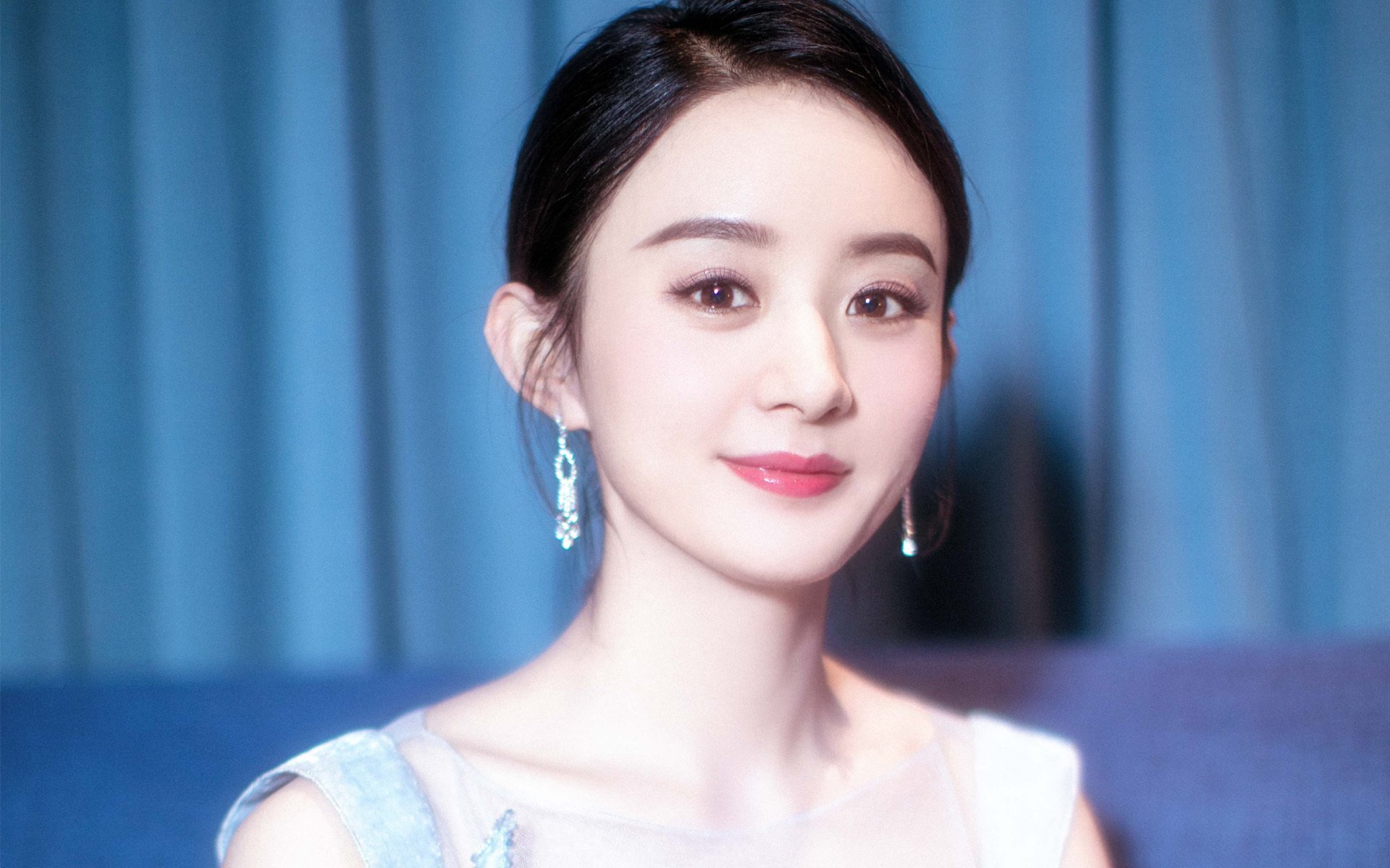 “高新体育中心：健力运动大展力量，选手挑战极限”